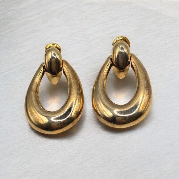 Small Door Knocker Earrings Pierced Teardrop Shaped Open Work Sleek Gold Tone - Picture 1 of 7